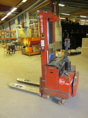 1221966-1 Standing stacker BT