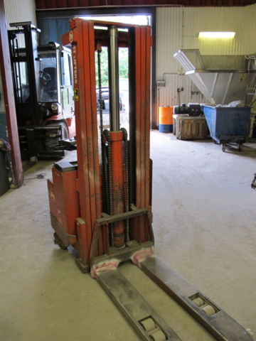 1221966-6 Standing stacker BT