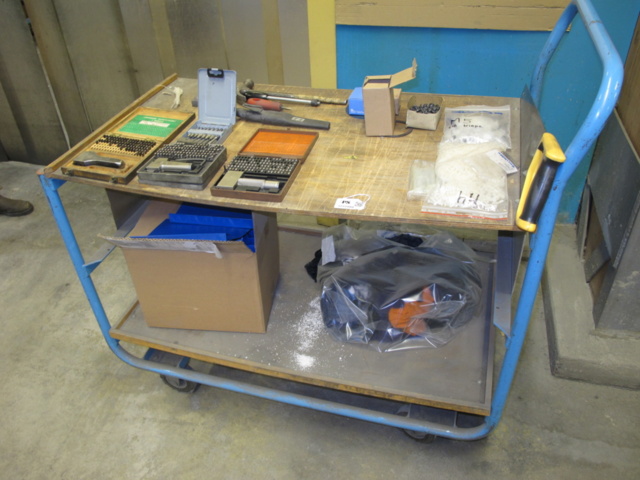 1222086-1 Rullvagn med stansar, med mera