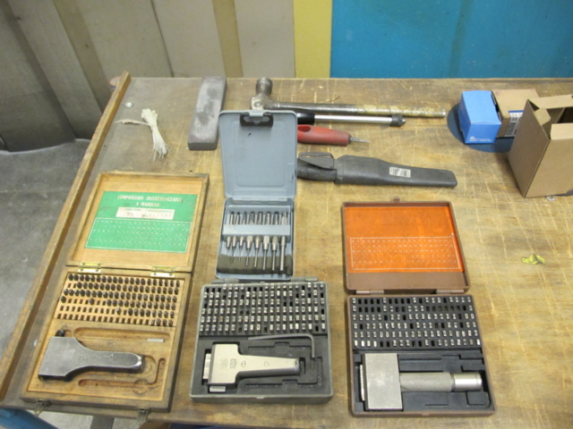 1222086-2 Rullvagn med stansar, med mera