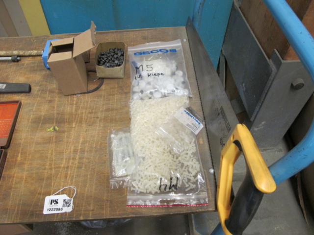 1222086-3 Rullvagn med stansar, med mera