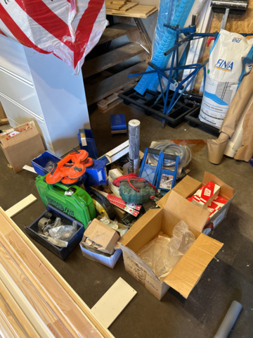 1248973-1 Samling med blandade objekt - Byggtillbehör, slang med mera