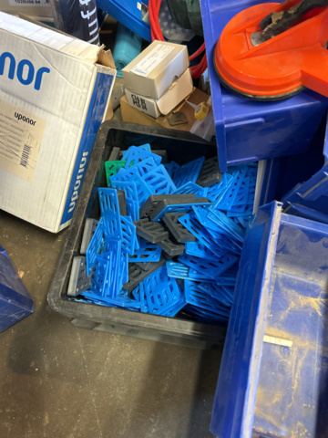 1248973-3 Samling med blandade objekt - Byggtillbehör, slang med mera