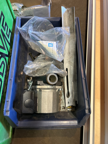 1248973-5 Samling med blandade objekt - Byggtillbehör, slang med mera