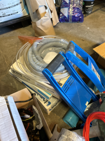 1248973-12 Samling med blandade objekt - Byggtillbehör, slang med mera