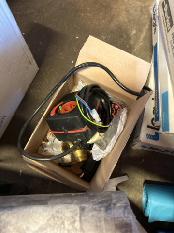 1248973-13 Samling med blandade objekt - Byggtillbehör, slang med mera