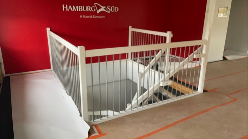 1253417-5 Angled staircase