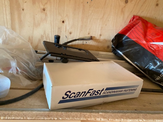 1225088-2 20 foot container with puck lock 1 key