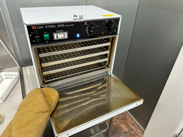 956775-1 Sterilizer TS Tau Steril 2000 and rolling table stainless