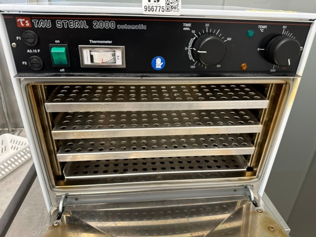 956775-2 Sterilizer TS Tau Steril 2000 and rolling table stainless
