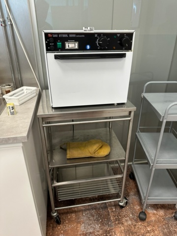 956775-4 Sterilizer TS Tau Steril 2000 and rolling table stainless