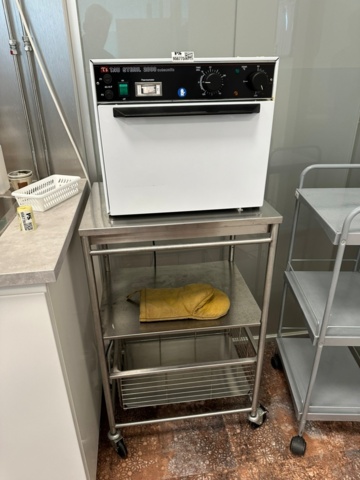 956775-5 Sterilizer TS Tau Steril 2000 and rolling table stainless