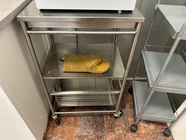 956775-6 Sterilizer TS Tau Steril 2000 and rolling table stainless