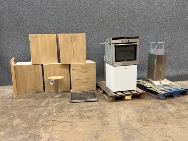 Disassembled kitchen with appliances - PS Auction - We value the future ...