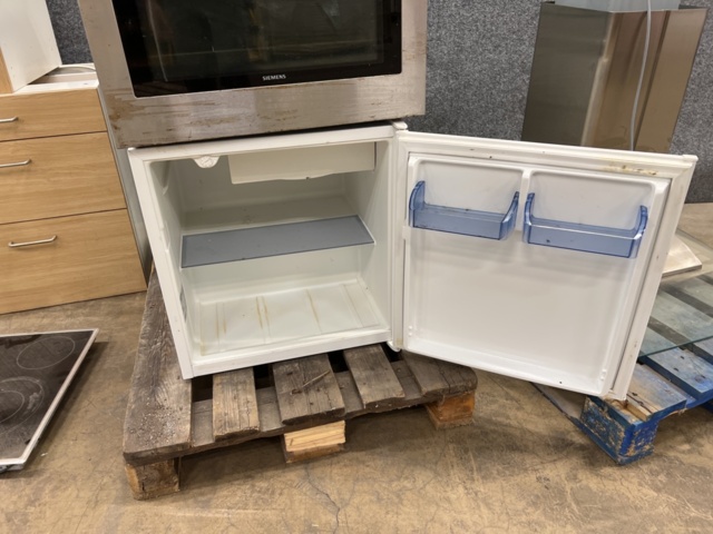 1258571-14 Disassembled kitchen with appliances