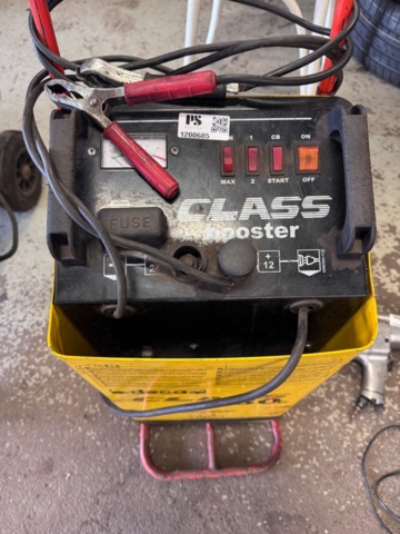 1200685-2 Starting aid and battery charger - Deca Class Booster 350E