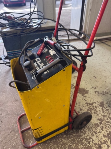 1200685-3 Starting aid and battery charger - Deca Class Booster 350E