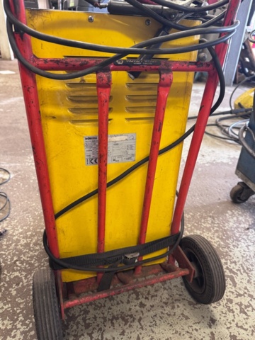 1200685-5 Starting aid and battery charger - Deca Class Booster 350E