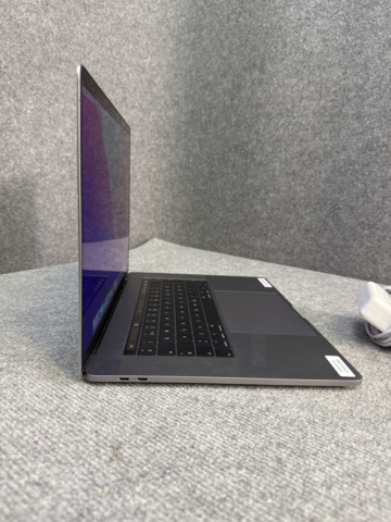 1239827-4 MacBook Pro 15” (2018), 2.9 GHz i9, 32 GB RAM, 1 TB SSD, Space Gray