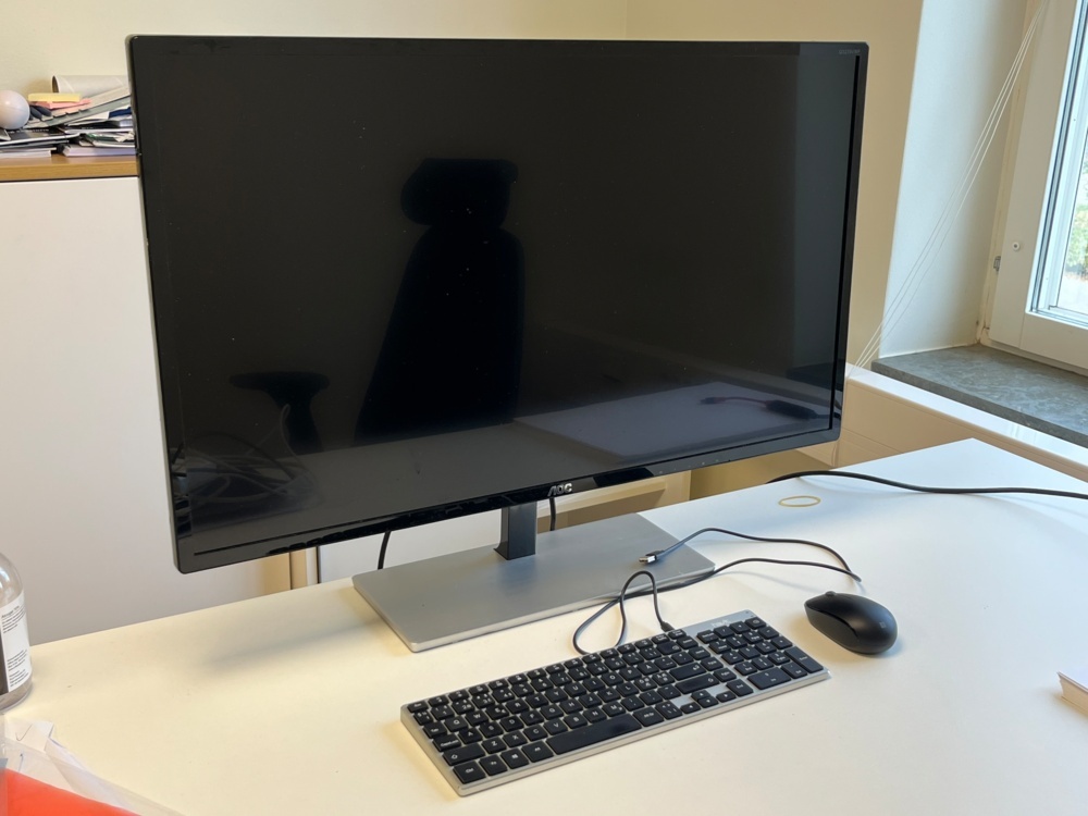 1259247-1 Computer monitor, AOC 32", Q3279VWF, as well as mouse and keyboard