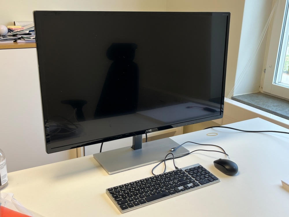 1259247-2 Computer monitor, AOC 32", Q3279VWF, as well as mouse and keyboard