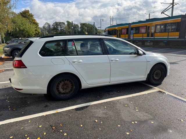 1259290-7 Volkswagen Golf Variant 1.6 TDI BlueMotion Manual, 110hp, 2014