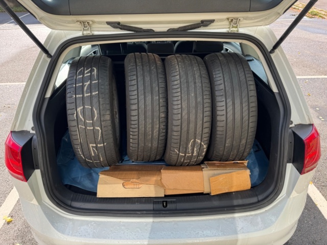 1259290-17 Volkswagen Golf Variant 1.6 TDI BlueMotion Manual, 110hp, 2014