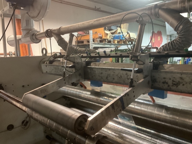 1206587-12 SLITTER Roller cutter with folding stand