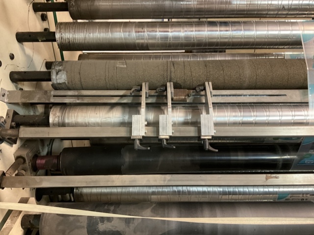 1206587-28 SLITTER Roller cutter with folding stand