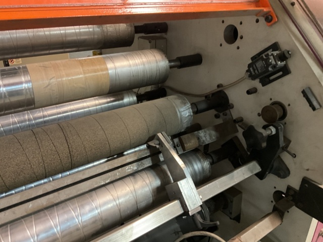 1206587-29 SLITTER Roller cutter with folding stand