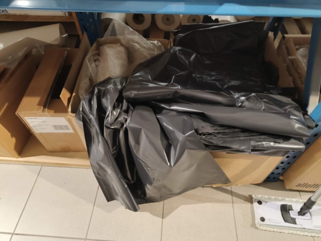 1237026-18 Kassaskrin, städartiklar och påsar