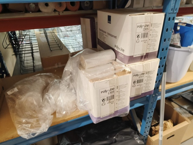 1237026-19 Kassaskrin, städartiklar och påsar