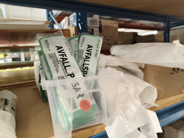 1237026-28 Kassaskrin, städartiklar och påsar