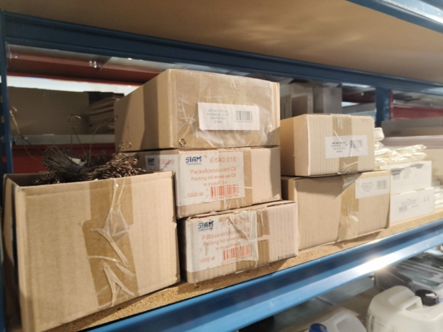 1237026-30 Kassaskrin, städartiklar och påsar