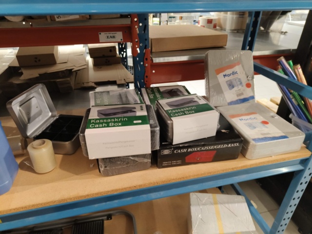 1237026-36 Kassaskrin, städartiklar och påsar