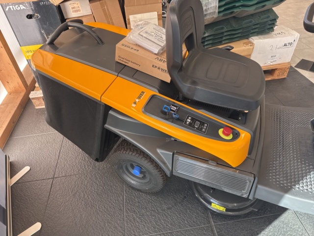 1239907-6 Stiga Swift 372e Battery Powered Garden Tractor with 72 cm Cutting Width