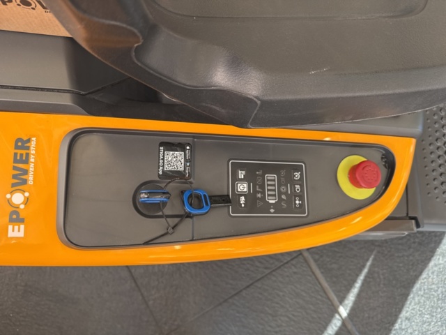 1239907-8 Stiga Swift 372e Battery Powered Garden Tractor with 72 cm Cutting Width