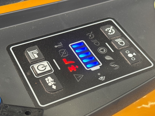 1239907-11 Stiga Swift 372e Battery Powered Garden Tractor with 72 cm Cutting Width