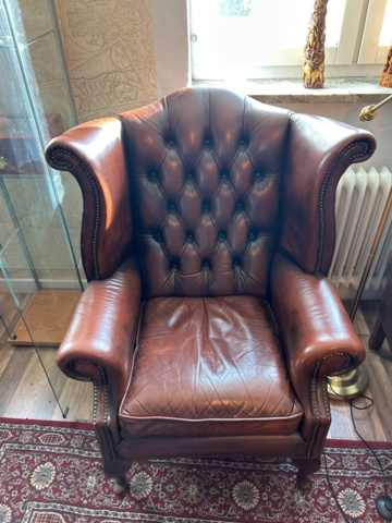 1250472-9 Chesterfield green and brown armchairs including small table