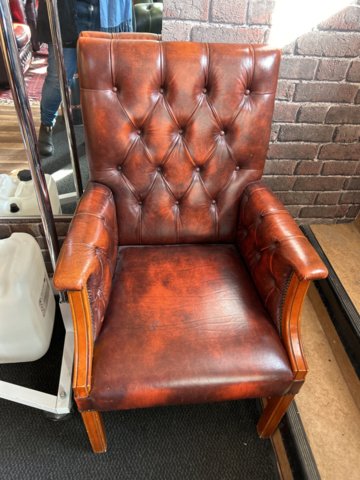 1250472-12 Chesterfield green and brown armchairs including small table