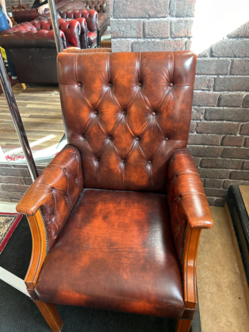 1250472-16 Chesterfield green and brown armchairs including small table