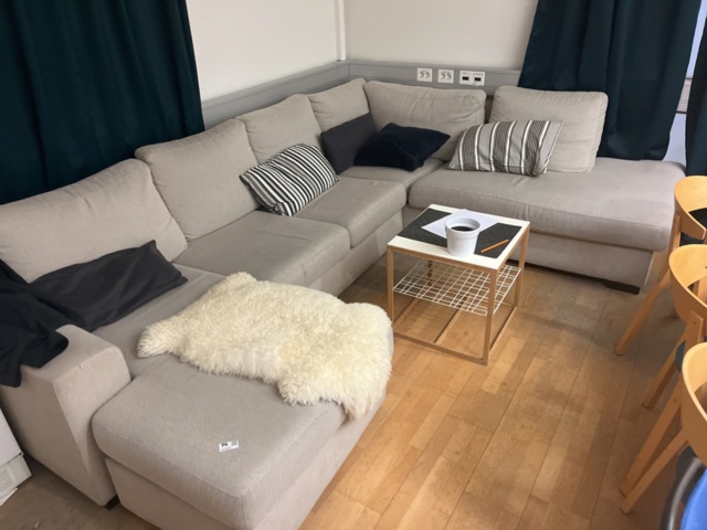 1251512-1 Corner sofa approximately 3x3 meters