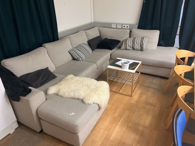 1251512-4 Corner sofa approximately 3x3 meters