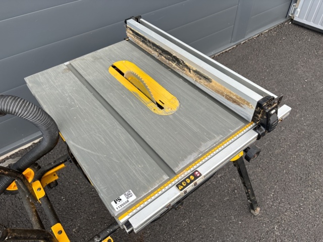 1135558-2 Table saw DeWalt DW745 and Kärcher vacuum cleaner