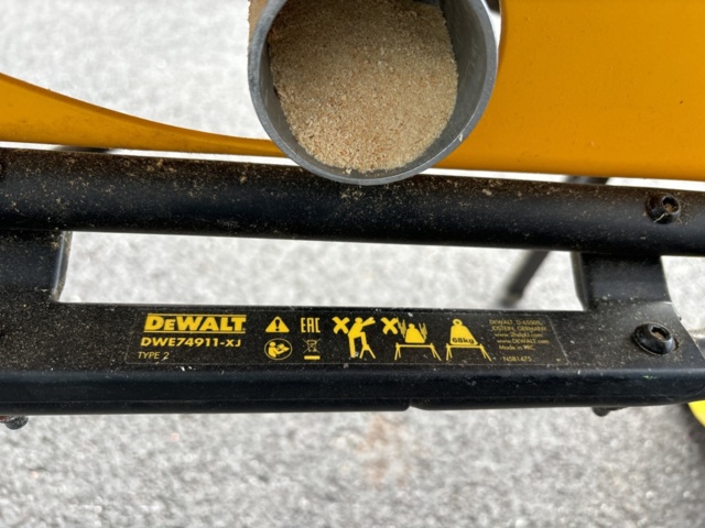 1135558-9 Table saw DeWalt DW745 and Kärcher vacuum cleaner