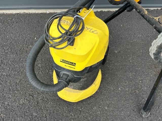 1135558-10 Table saw DeWalt DW745 and Kärcher vacuum cleaner