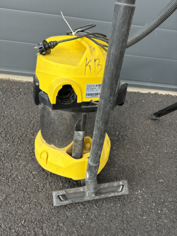 1135558-11 Table saw DeWalt DW745 and Kärcher vacuum cleaner