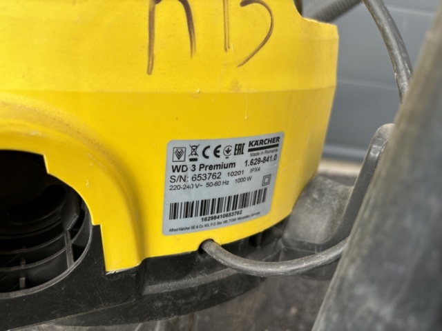 1135558-12 Table saw DeWalt DW745 and Kärcher vacuum cleaner