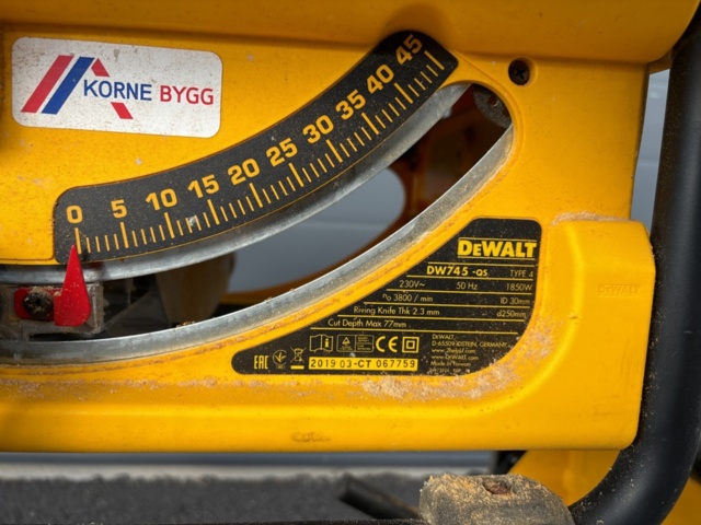 1135558-13 Table saw DeWalt DW745 and Kärcher vacuum cleaner