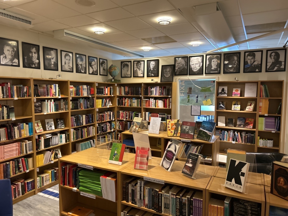1235329-2 Bibliotek